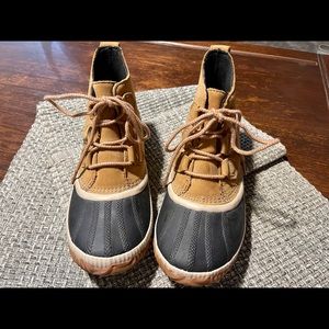 Never worn Sorel waterproof booties